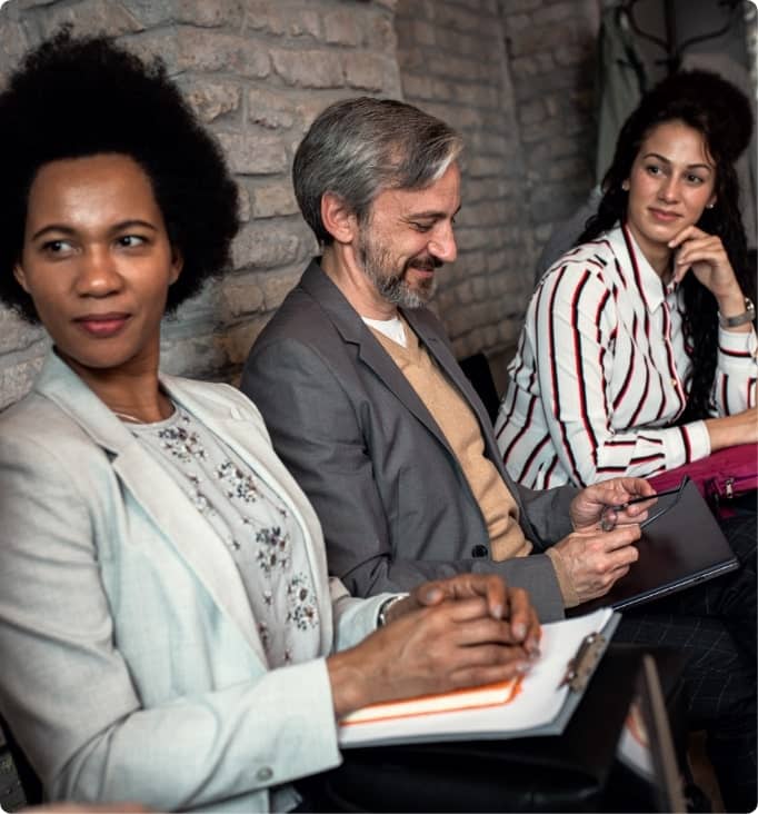 Business people sitting in a relaxed manner, symbolising the approachable and collaborative team at Reliable Networks, your trusted MSP.